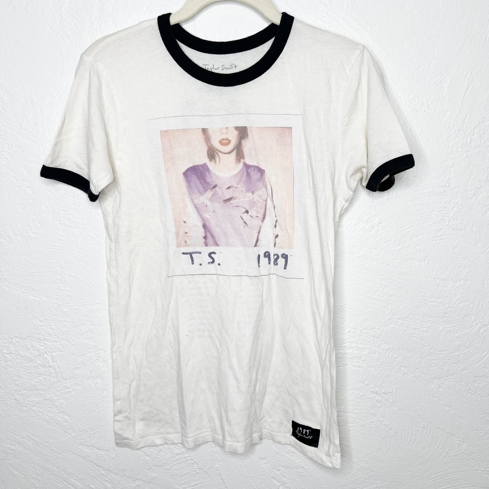 Taylor Swift White and Black Graphic Tee
